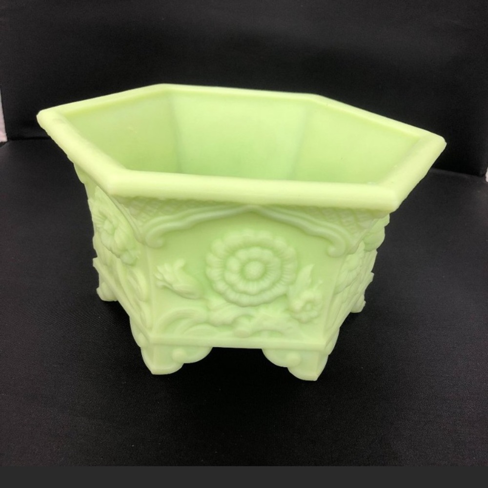Fenton Glass Green Uranium Custard Chrysanthemum